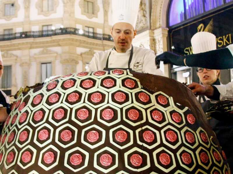 Il panettone piu grande del mondo in galleria Vittorio Emanuele a Milano (LaPresse)