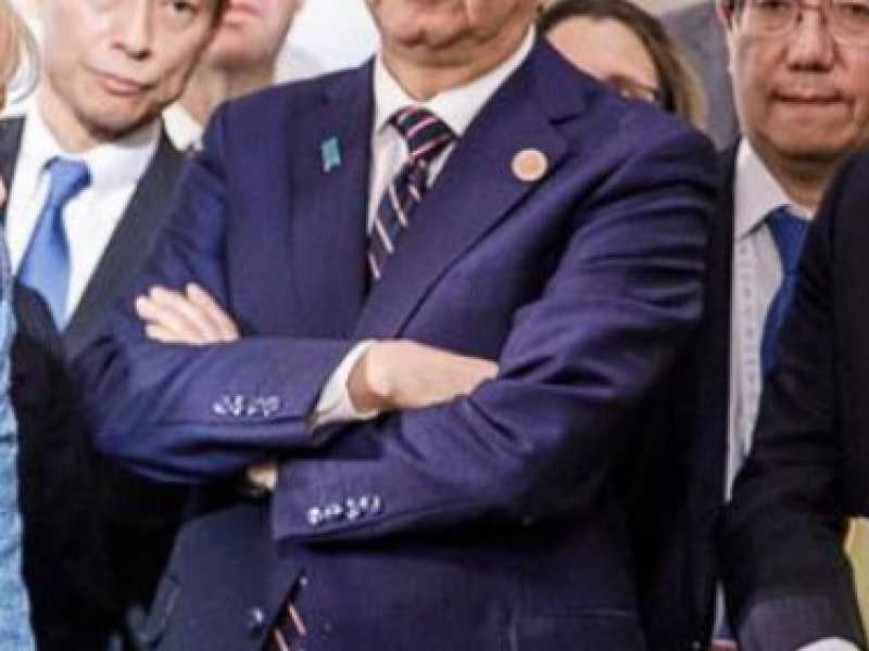La celebre fotografia scattata durante il G7 del 2018 con Donald Trump che sfida l'Europa di Angela Merkel (foto di Steffen Seibert via Twitter) 