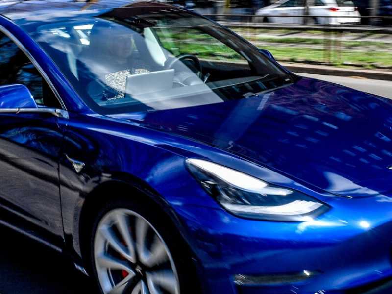 Tesla Model S nelle strade di Milano (foto LaPresse)