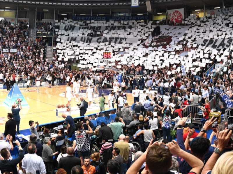 Il PalaDozza durante l&rsquo;ultimo derby tra  Virtus Bologna e  Fortitudo Bologna il 14 aprile 2017 (foto LaPresse)