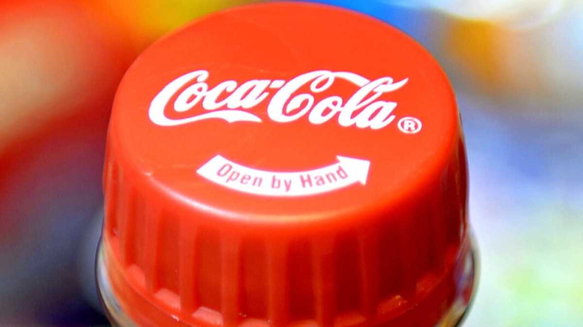 Immagine di Scappano anche le bottiglie di Coca-Cola