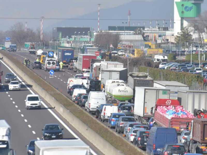 La Manovra ha introdotto la maggiorazione dell&rsquo;aliquota Ires per i concessionari pubblici operanti nel settore dei trasporti (foto LaPresse)