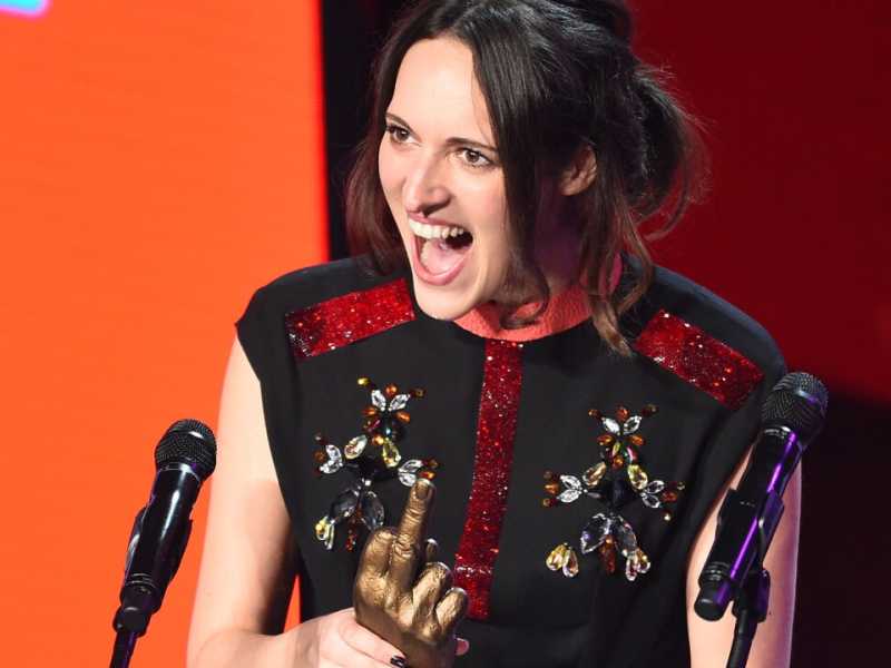 Phoebe Waller-Bridge ritira il premio NME nel 2017. E&rsquo; lei uno dei personaggi dell&rsquo;anno televisivo appena trascorso (LaPresse)