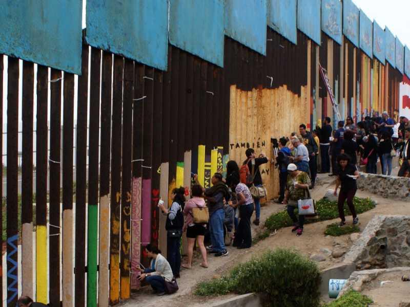 Un pezzo del muro al confine fra Stati Uniti e Messico (foto LaPresse)