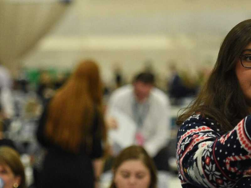 Una ragazza del Labour si scatta un selfie nel giorno del voto in Gran Bretagna, il 13 dicembre scorso (foto LaPresse)
