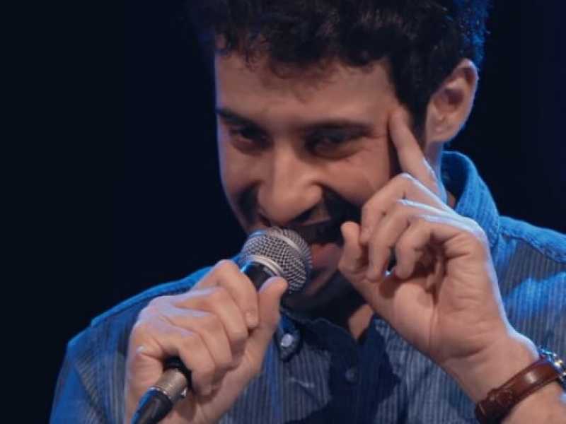 Edoardo Ferrario nello spettacolo "Temi caldi", uno dei tre special italiani di stand up comedy che Netflix ha prodotto e distribuito in 190 paesi