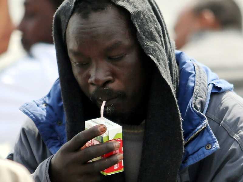A Ventimiglia i No Borders portano cibo ai migranti, nell'aprile del 2016 (foto LaPresse)