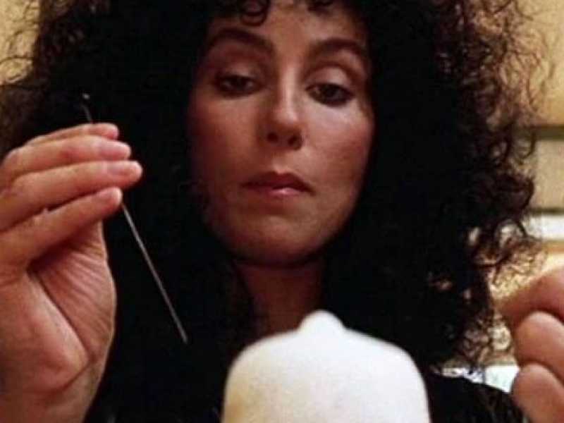 "Le streghe di Eastwick" &egrave; un film del 1987 diretto da George Miller con Jack Nicholson, Cher, Susan Sarandon e Michelle Pfeiffer (Wikipedia)