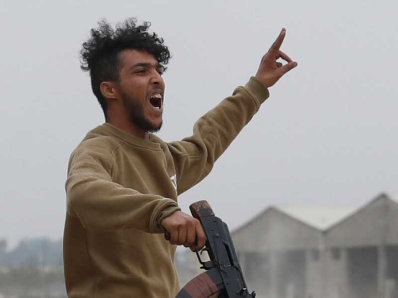 Un combattente libico vicino al governo di unit&agrave; nazionale di Fayez al Serraj si scontra con le milizie di Haftar alle porte di Tripoli (Goran Tomasevic/Reuters)