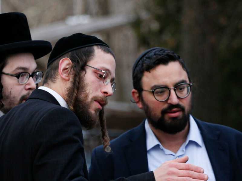 Membri della comunità ebraica riuniti fuori dalla casa del rabbino Chaim Rottenbergin Monsey, a New York il 29 dicembre (foto LaPresse)