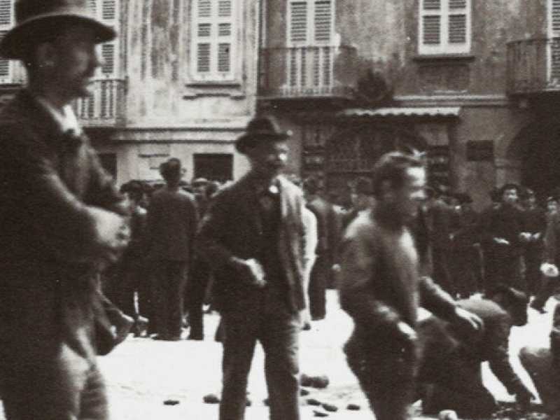 Moti del maggio 1898 a Milano, si prepara una sassaiola. Elena Papadia ha pubblicato per il Mulino &ldquo;La forza dei sentimenti. Anarchici e socialisti in Italia (1870-1900)&rdquo;