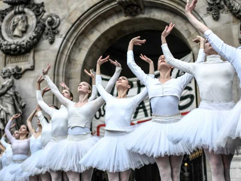 Le ballerine dell'Opera di Parigi si esibiscono di fronte al Palais Garnier (foto LaPresse)