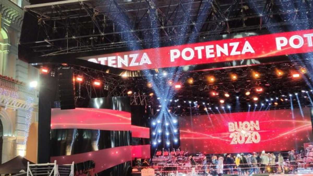 Immagine di La nostra stima ad Amadeus, costretto a cinque Capodanni in Lucania