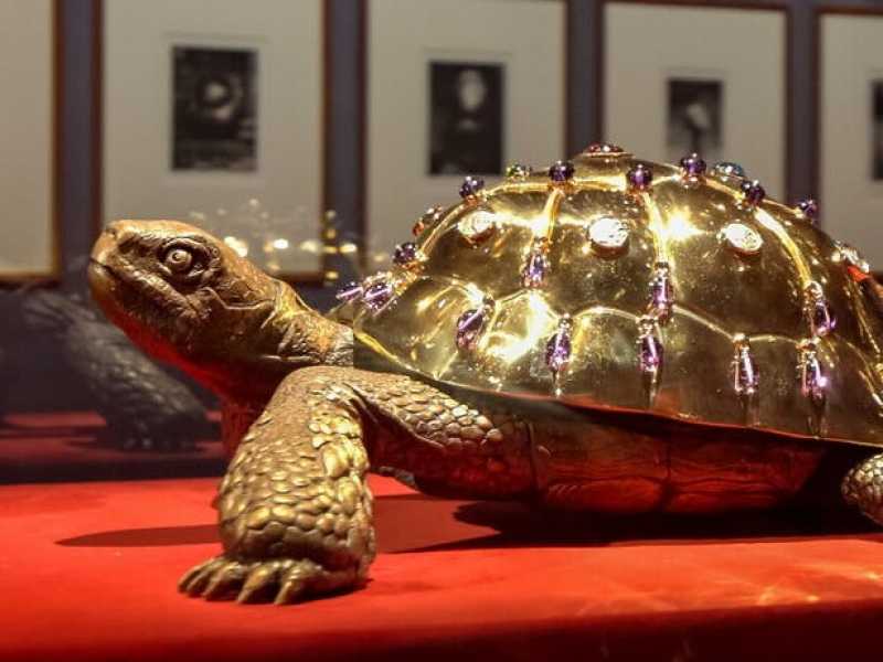 Francesco Vezzoli, "Tortue de Soir&eacute;e" (tartaruga da sera), ispirata a Huysmans, con Bulgari