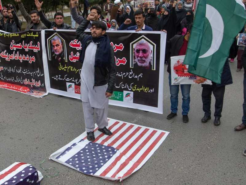 Pakistan, proteste contro l'attacco aereo americano in Iraq (foto LaPresse)
