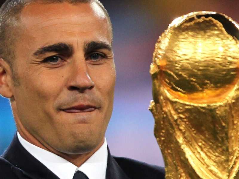 Fabio Cannavaro con in mano la coppa del mondo (foto LaPresse)