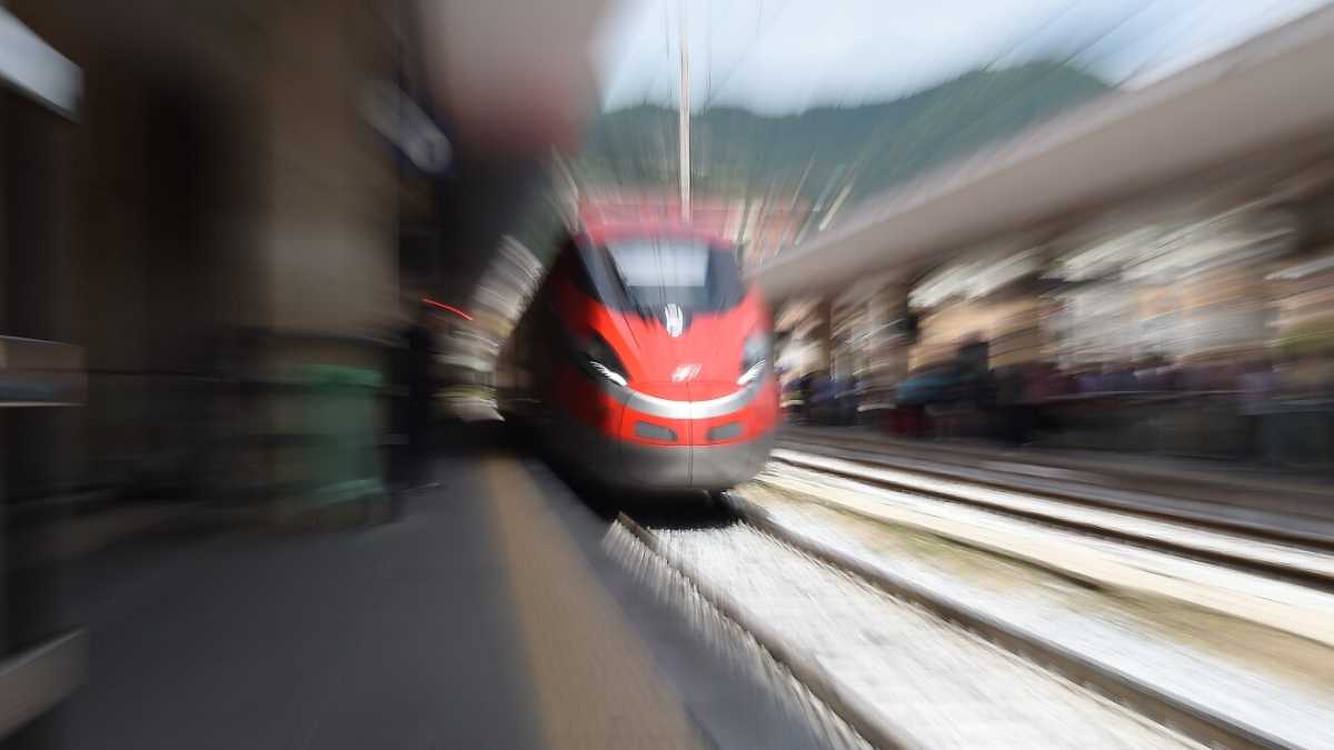 Immagine di Emiliano inaugura (di nuovo) il Frecciarossa che aveva soppresso