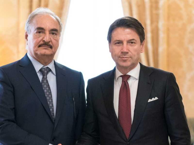 Khalifa Haftar con Giuseppe Conte (foto LaPresse)