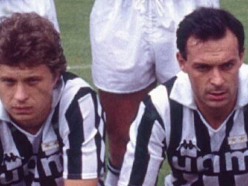 Aleksandr “Sasha” Zavarov con Totò Schillaci nella formazione della Juventus della stagione 1989-1990 (foto LaPresse)