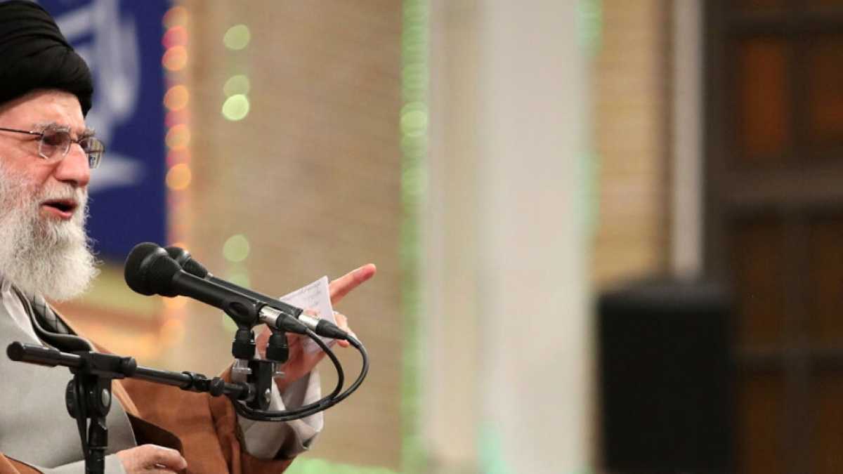 Immagine di Pizze in faccia all'ayatollah Khamenei