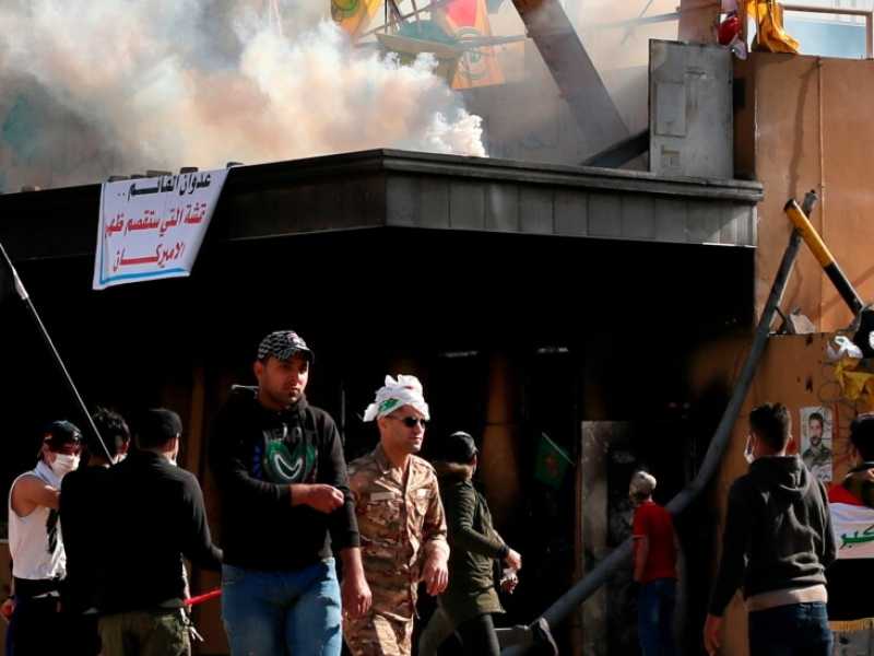Miliziani pro-iran protestano di fronte all'ambasciata degli Stati Uniti a Baghdad (foto LaPresse)