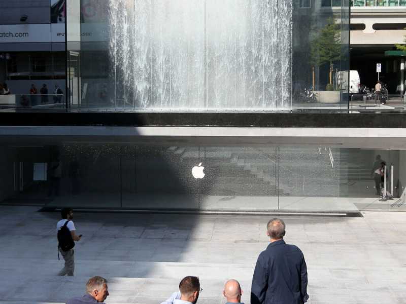 L'Apple store a Milano in piazza Liberty (foto LaPresse)