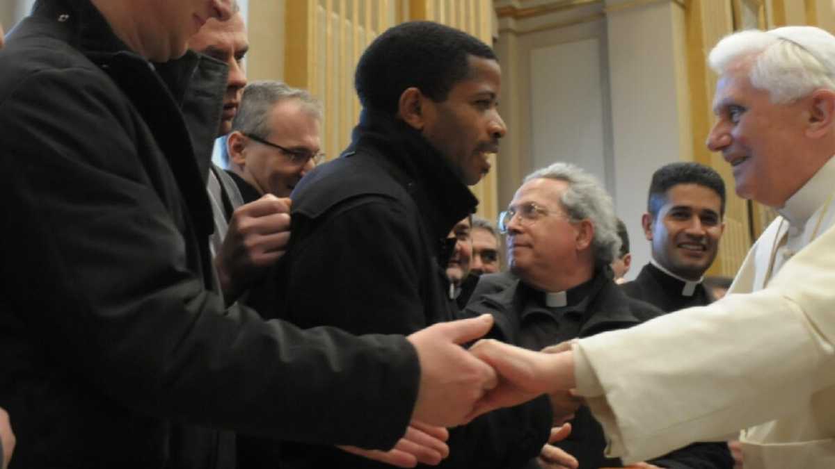 Immagine di Torna Benedetto XVI: "Il celibato dei preti è indispensabile, non posso tacere"