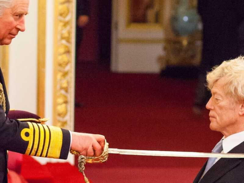 Roger Scruton, filosofo e saggista inglese, è scomparso a 75 anni. Qui il Principe Carlo lo insignisce del titolo di baronetto (foto LaPresse)