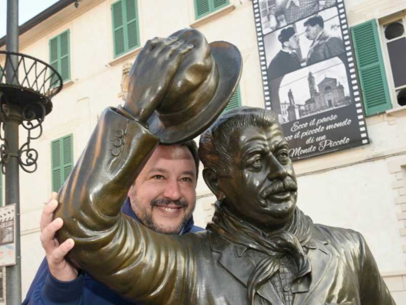 Matteo Salvini, all'incontro elettorale a Brescello con la Statua di Peppone (foto LaPresse)