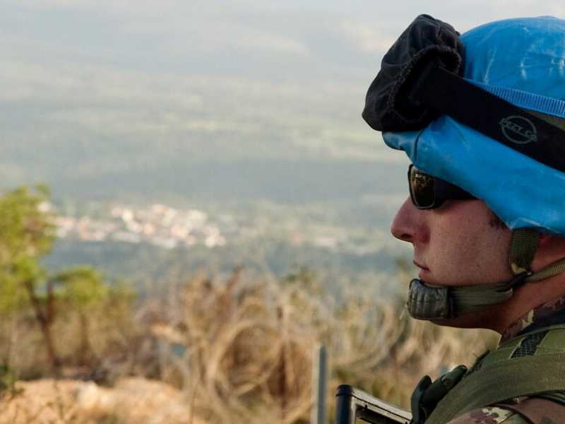 Un militare della missione Unifil al confine tra Libano e Israele (foto LaPresse)