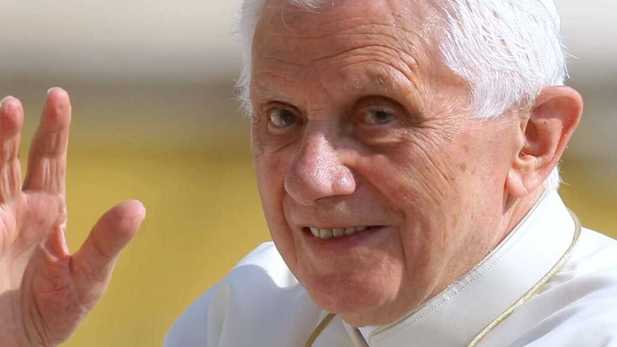 Immagine di Obbligo di firma per Benedetto XVI