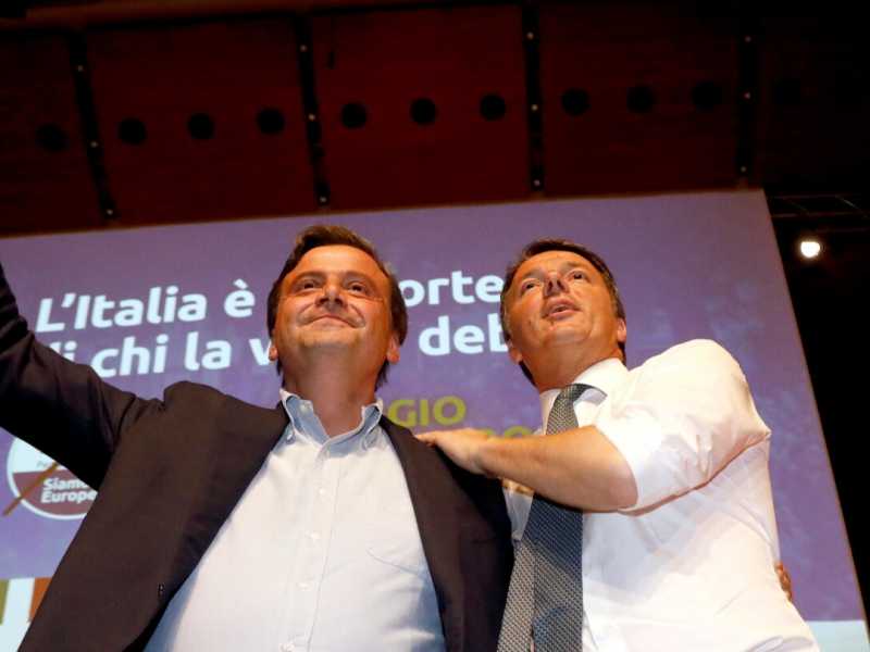Matteo Renzi e Carlo Calenda (foto LaPresse)