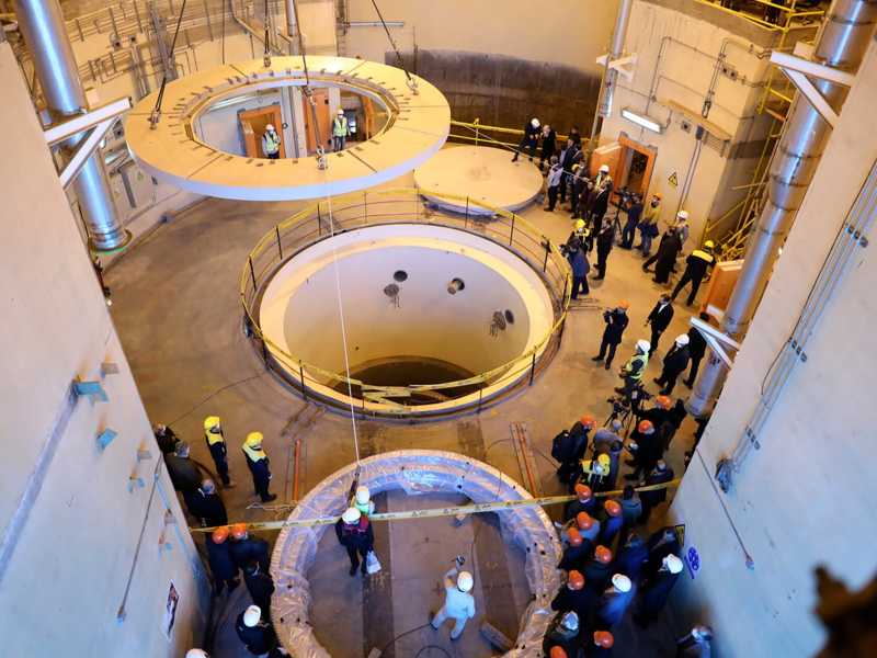 Foto del 23 dicembre 2019 pubblicata dall'Organizzazione per l'energia atomica dell'Iran - Tecnici lavorano nel circuito secondario del reattore ad acqua pesante di Arak (LaPresse)