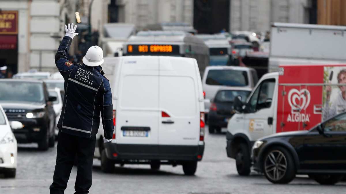 Immagine di I paradossi del blocco del traffico a Roma: chi inquina di più può circolare