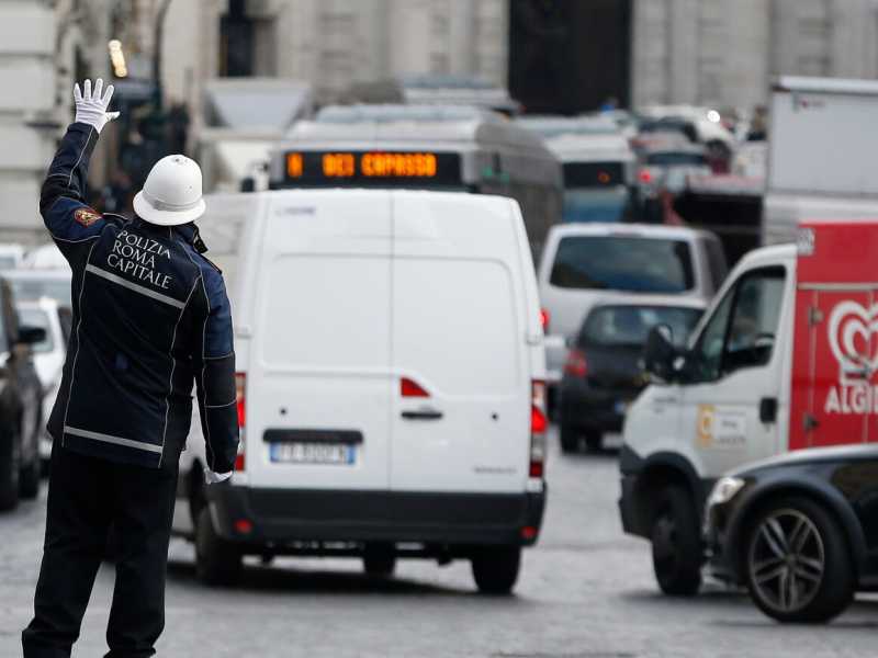 I paradossi del blocco del traffico a Roma: chi inquina di più può circolare