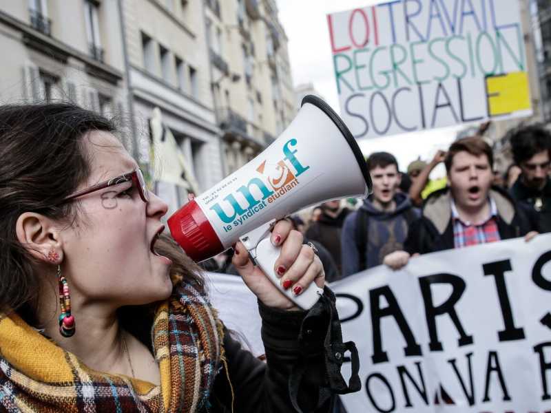 Parigi, studenti in piazza per il diritto al lavoro (foto LaPresse)