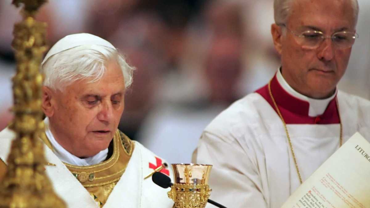 Immagine di Parlare delle due chiese, non dei due Papi