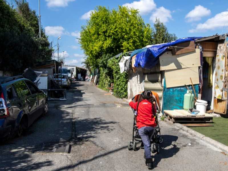 Il campo nomadi di via dei Gordiani, a Roma (foto LaPresse)