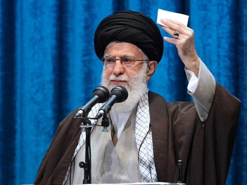 La preghiera del venerdì del leader supremo Ayatollah Ali Khamenei nella Grande Moschea a Teheran (foto LaPresse)