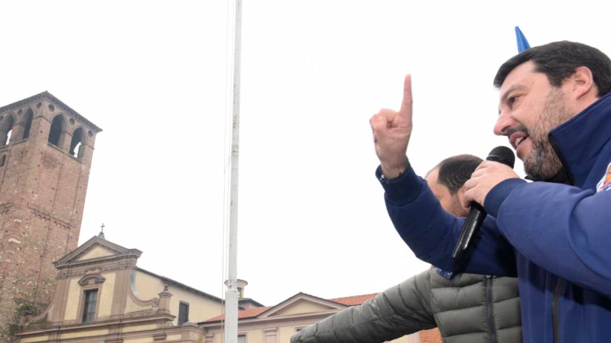 Immagine di Salvini si ammanetta
