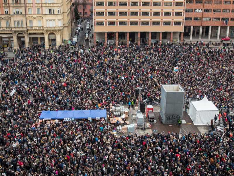 "Bentornati in mare aperto", l'evento organizzato da 6000 Sardine (foto LaPresse)