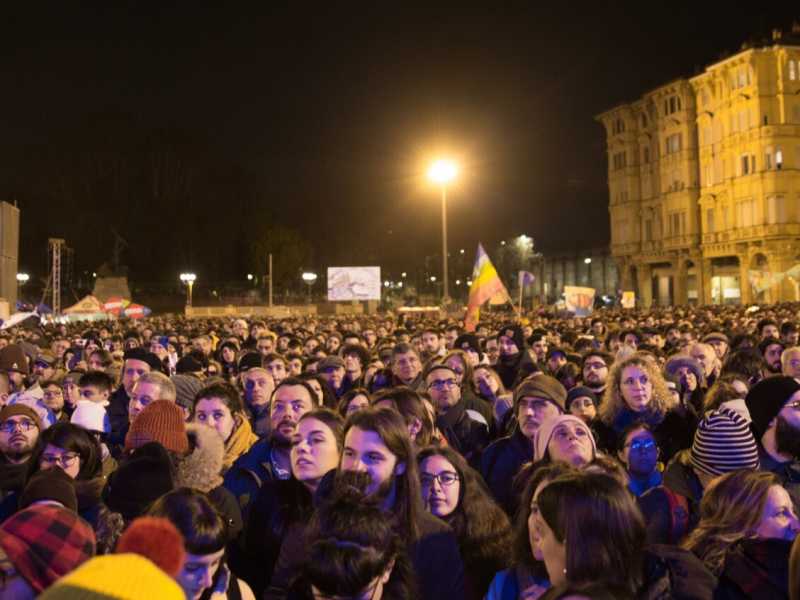Le sardine in Piazza a Bologna (foto LaPresse)