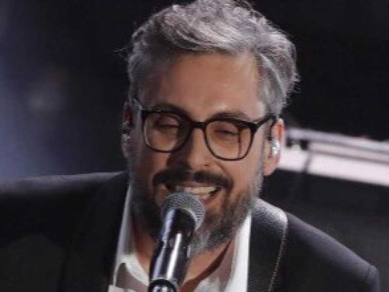 Brunori Sas durante il festival di Sanremo dello scorso anno. Il cantautore, il cui vero nome &egrave; Dario Brunori, &egrave; nato a Cosenza nel 1977.