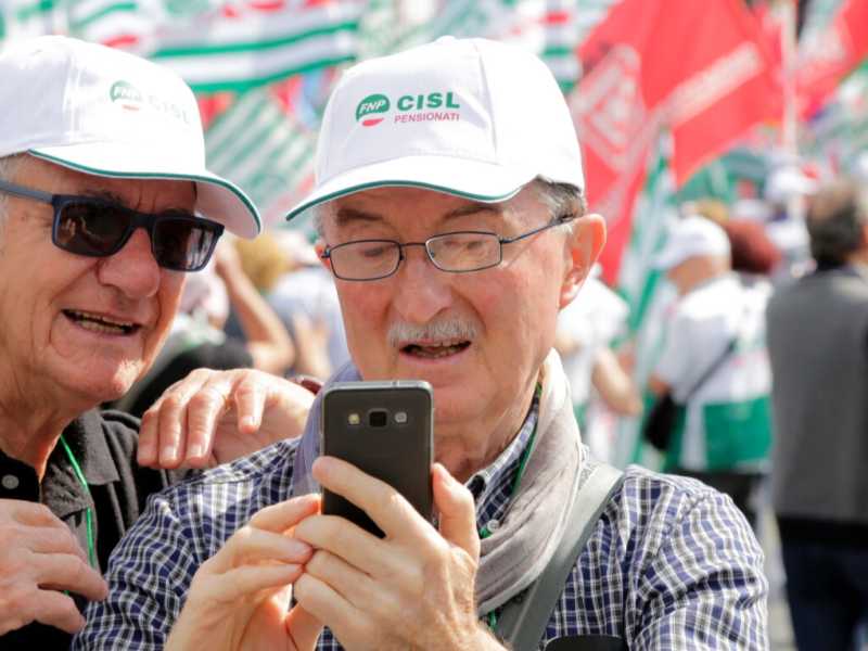 Maggio 2016, una manifestazione nazionale dei pensionati organizzata da Cgil, Cisl e Uil (foto LaPresse)