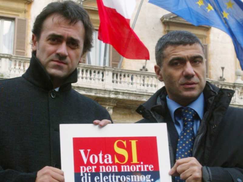 Nel 2003 il referendum contro l'elettrosmog dei Verdi, oggi in prima linea contro il 5G (foto LaPresse)