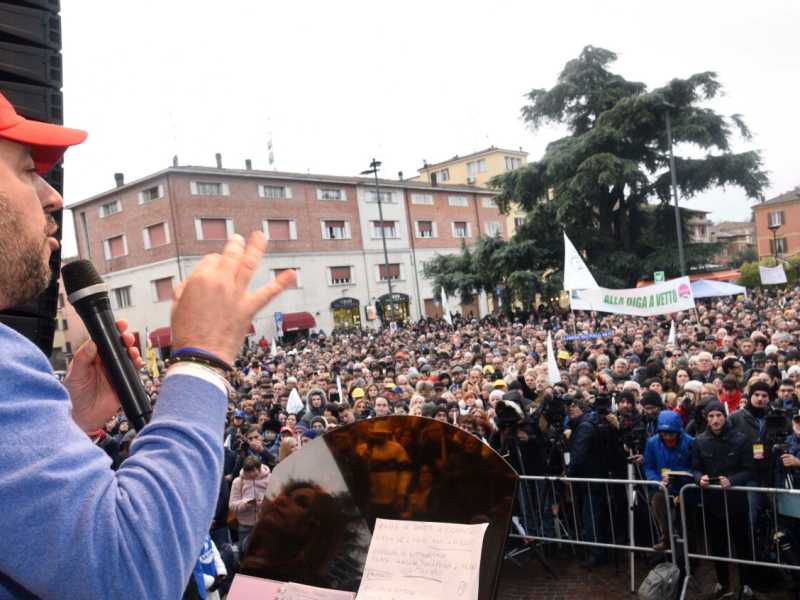 Salvini a Maranello con la candidata Borgonzoni (foto LaPresse)