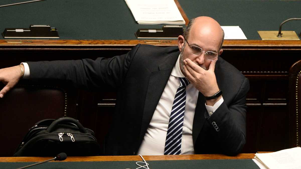 Immagine di Come il gerarca minore Crimi è diventato il generale maggiore