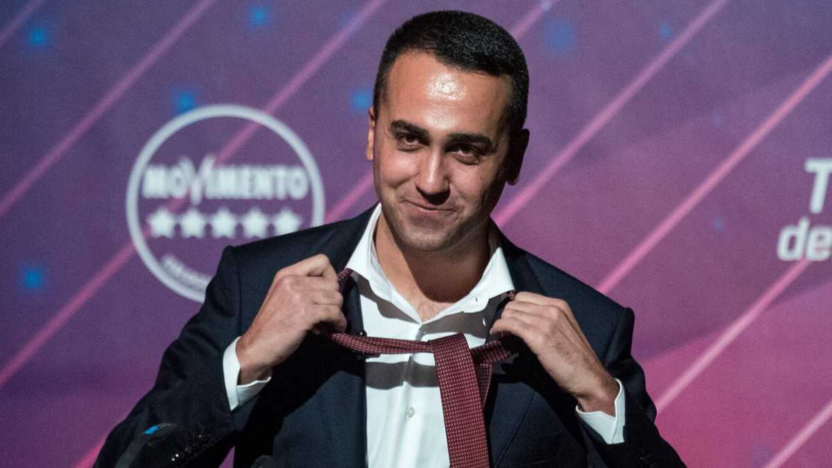 Immagine di Di Maio inaugura le mezze dimissioni