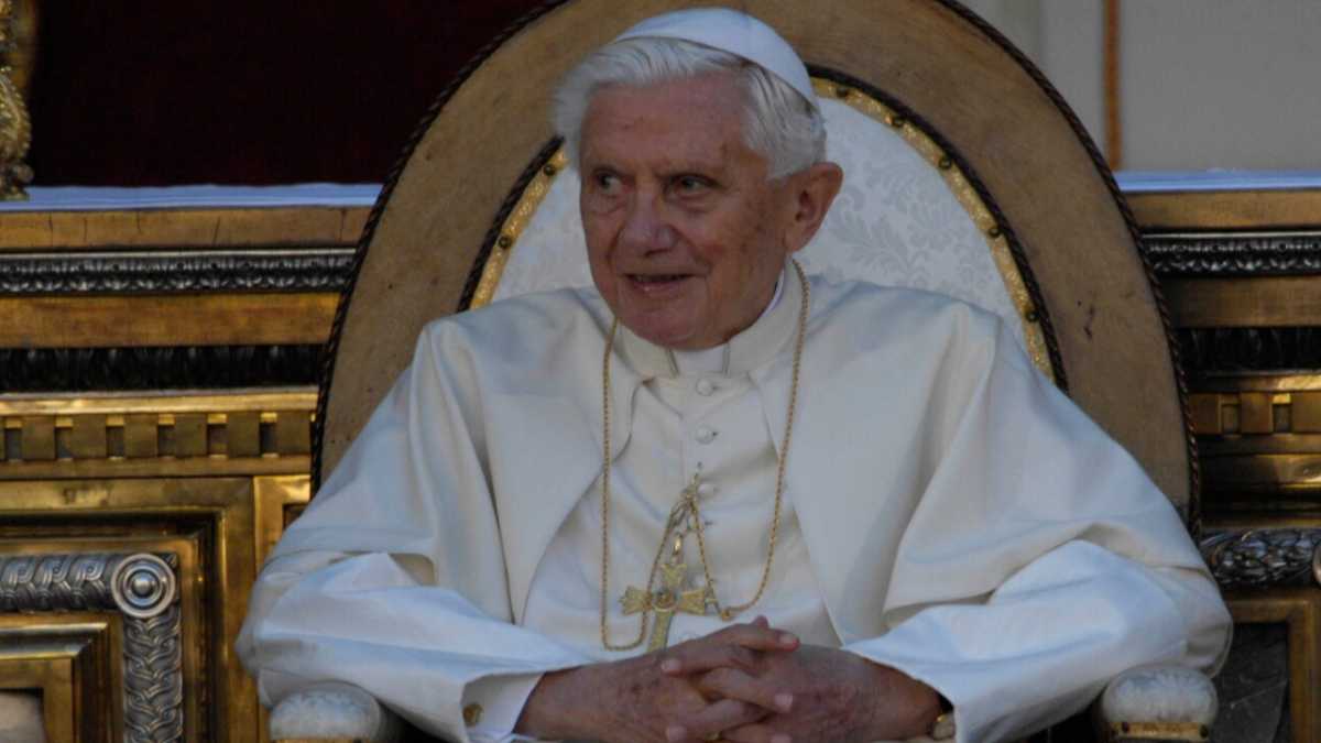 Immagine di Benedetto XVI ha "letto e condiviso" i testi scritti dal cardinale Sarah. Il caso è chiuso