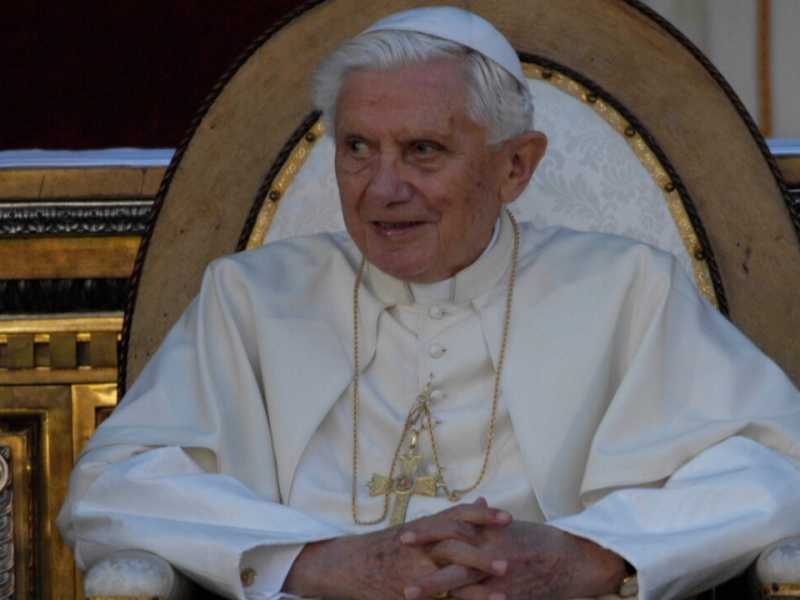 Benedetto XVI ha "letto e condiviso" i testi scritti dal cardinale Sarah. Il caso è chiuso